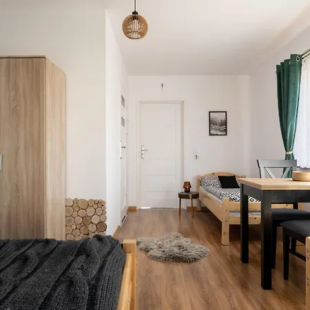 Dw Pod Zlotym Kasztanem Apartman Újterebes