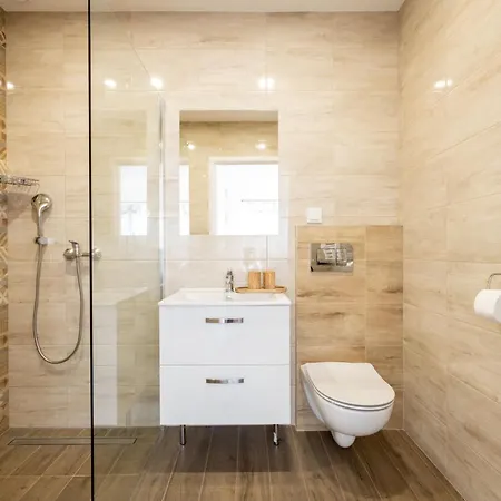 Dw Pod Zlotym Kasztanem *